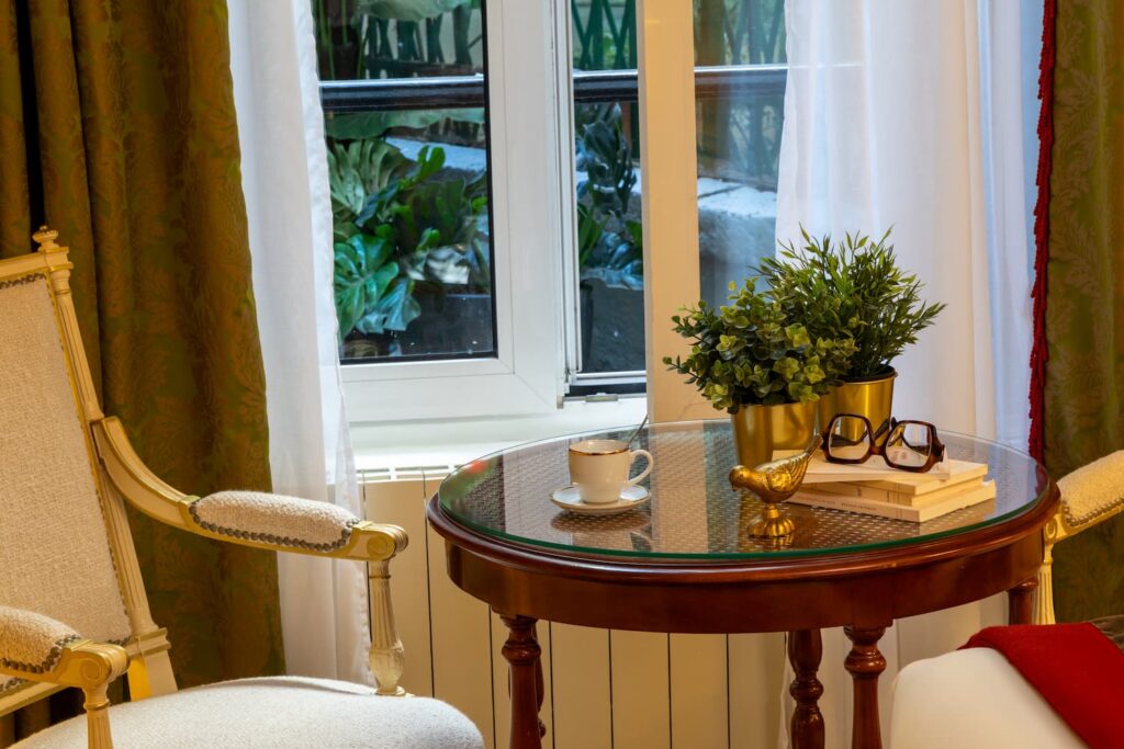 coin salon avec table et fauteuil blanc, et café| chambre d'hotel avec baignoire | hotel de seine paris