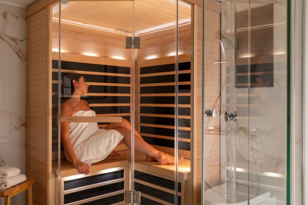 jeune femme en serviette de toilette assise dans un sauna | chambre romantique paris | hotel de seine paris