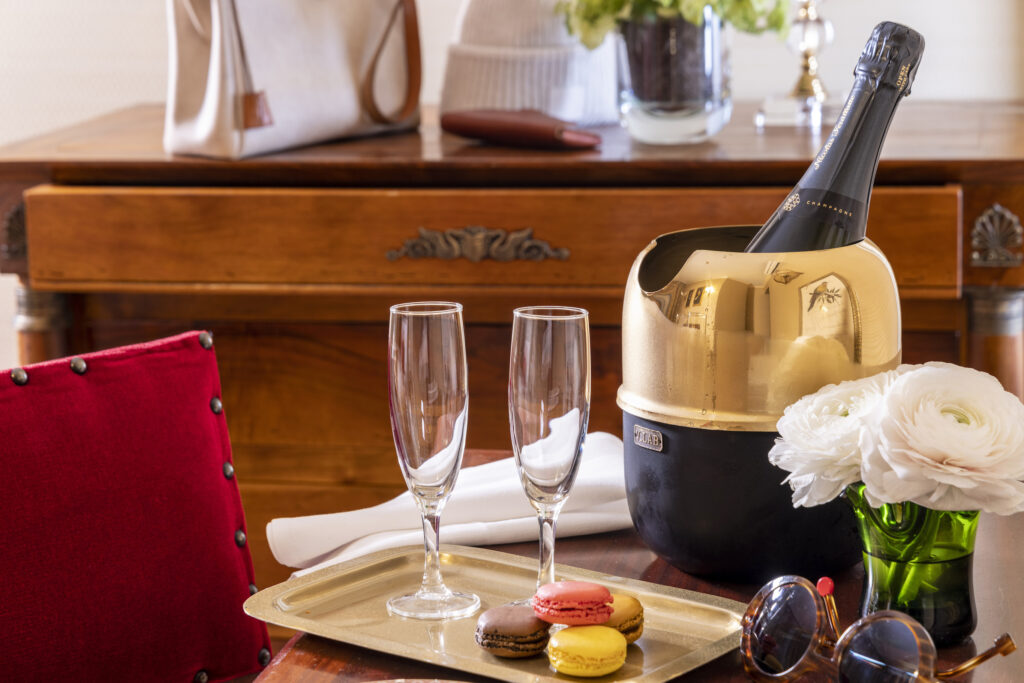 Book a hotel room in Paris for Valentine’s Day : bottle of champagne with macarons in a room of the Hôtel de Seine