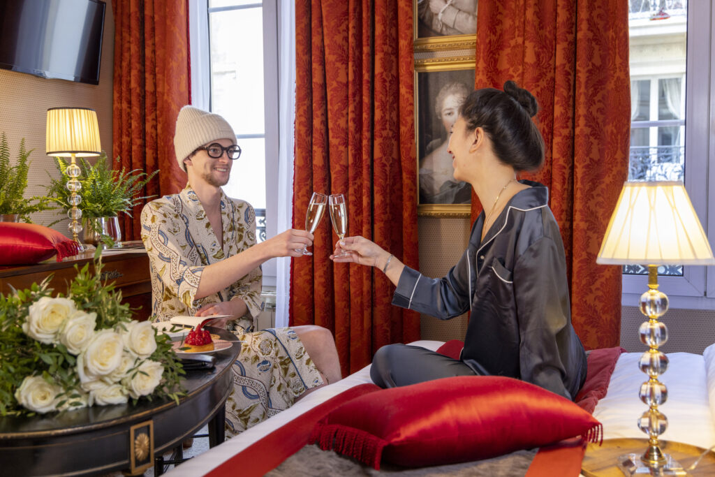 Réserver une chambre d'hôtel à Paris pour la Saint-Valentin : Couple qui boit du champagne pour célébrer à Saint-Valentin à l'Hôtel de Seine, à Paris 6