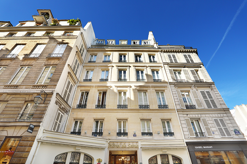 facade de l'hotel de seine sous un ciel bleu - visiter Paris avec des enfants