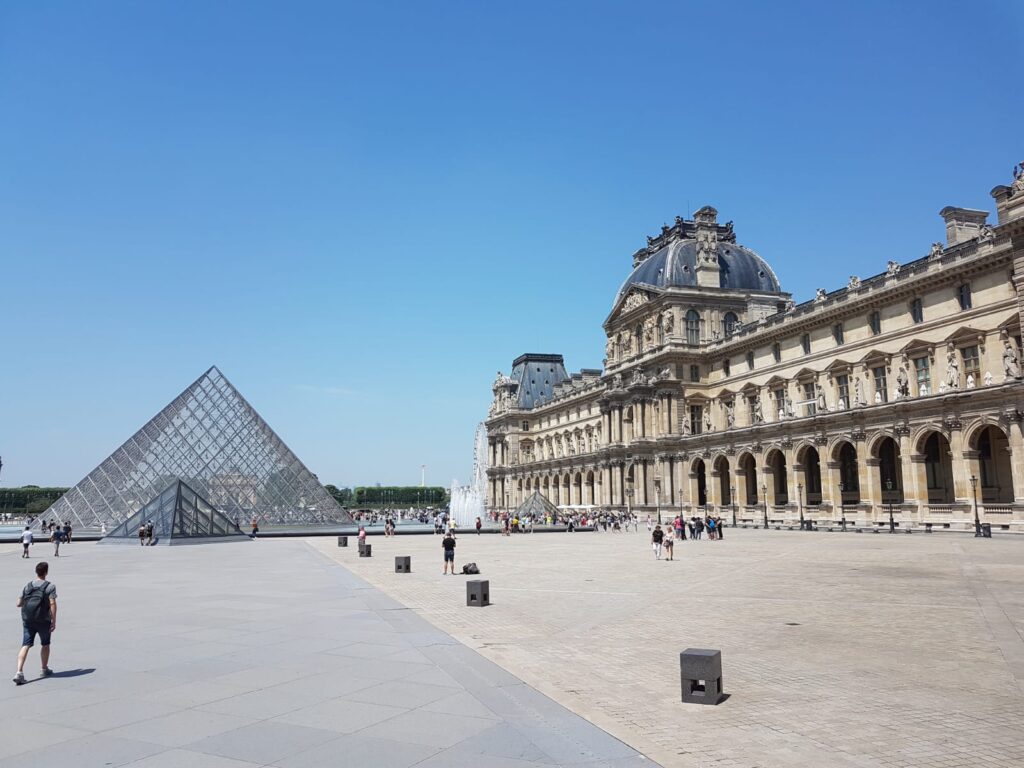 Hotel or airbnb Paris: how to choose? Hotel de Seine, Paris, gives you the keys