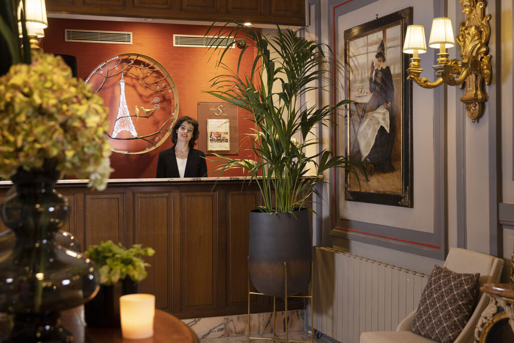 Hotel in Paris with concierge service - smiling reception desk - hotel de Seine Paris