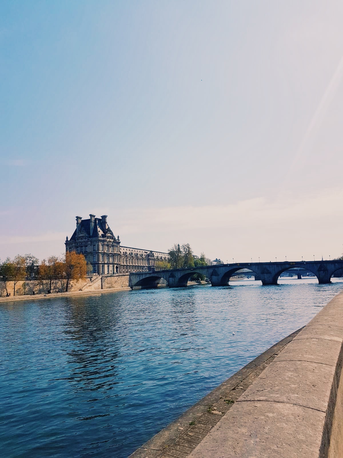 Louvre and Seine river - Hotel in Paris with concierge service